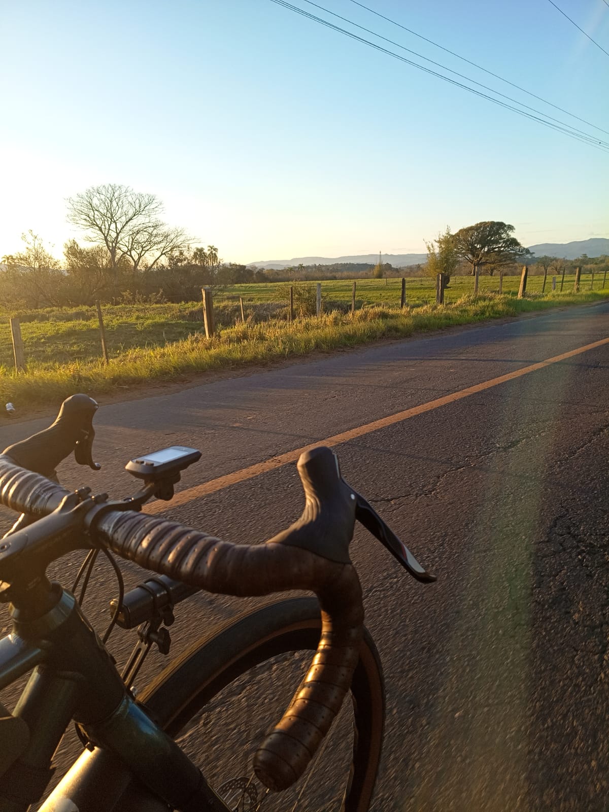Guidão de bicicleta gravel em estrada rural