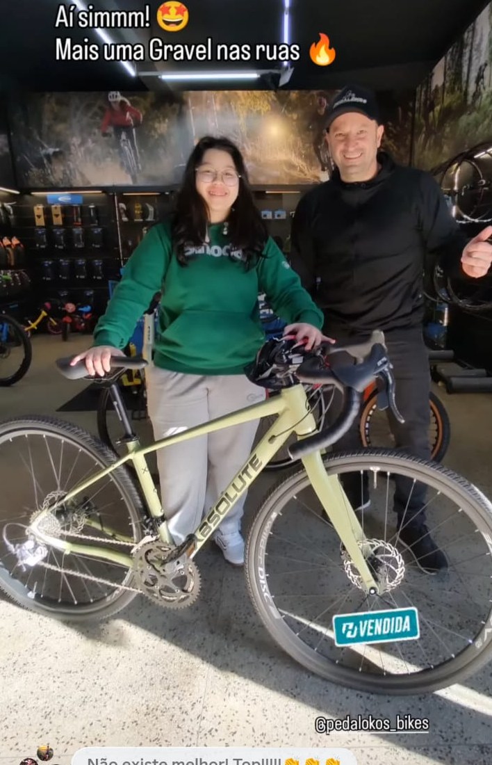 Cliente com bicicleta gravel verde clara pronta para estradas de terra