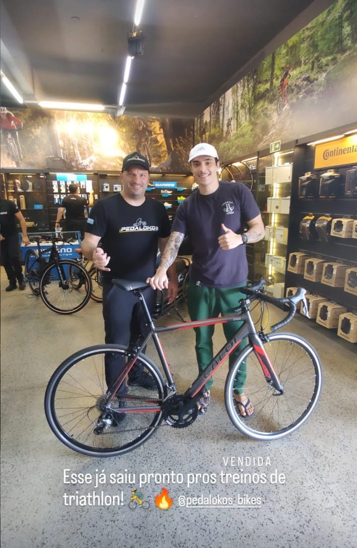 Cliente com bicicleta speed Caloi entregue para treinos de triathlon