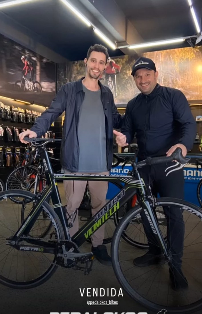Cliente com bicicleta speed de pista preta entregue na loja