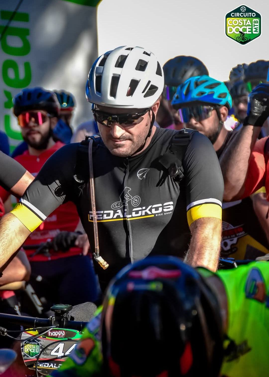Ciclistas na largada de um evento de mountain bike