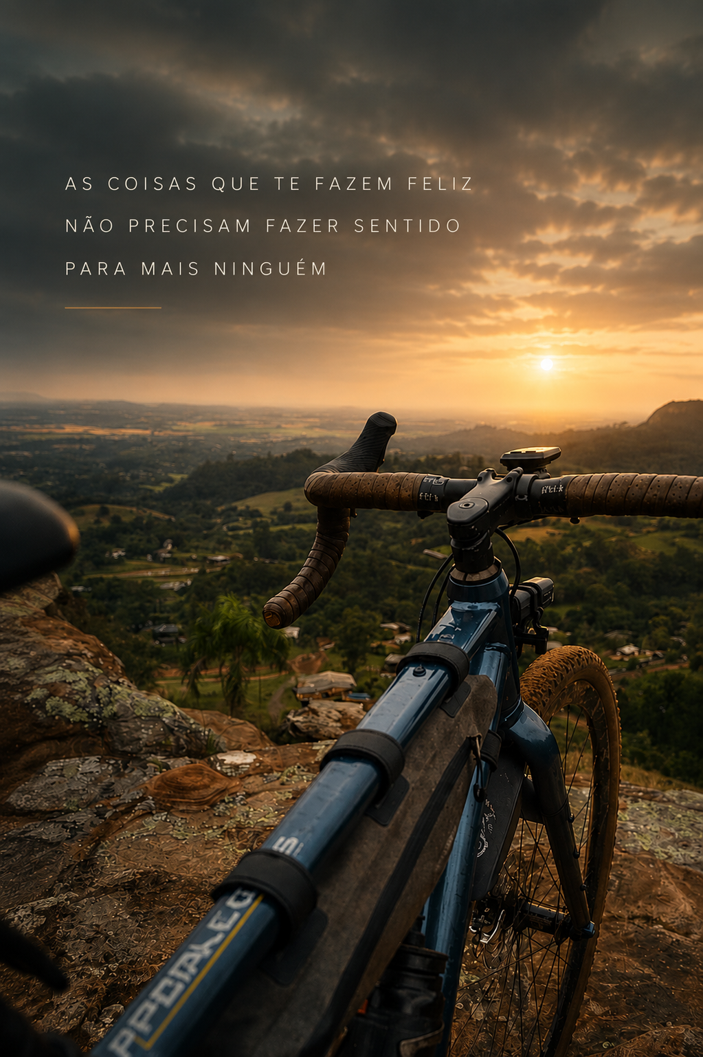 Ciclistas pedalando em estrada rural na luz do amanhecer