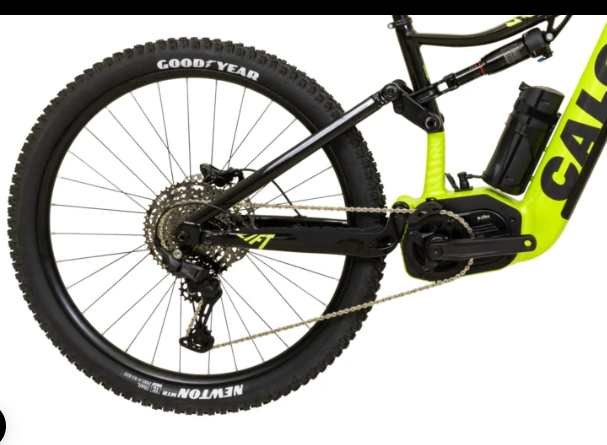 Traseira da Caloi E-Vibe Lift com transmissão Shimano CUES 11 velocidades, motor central e pneu Goodyear Newton aro 29