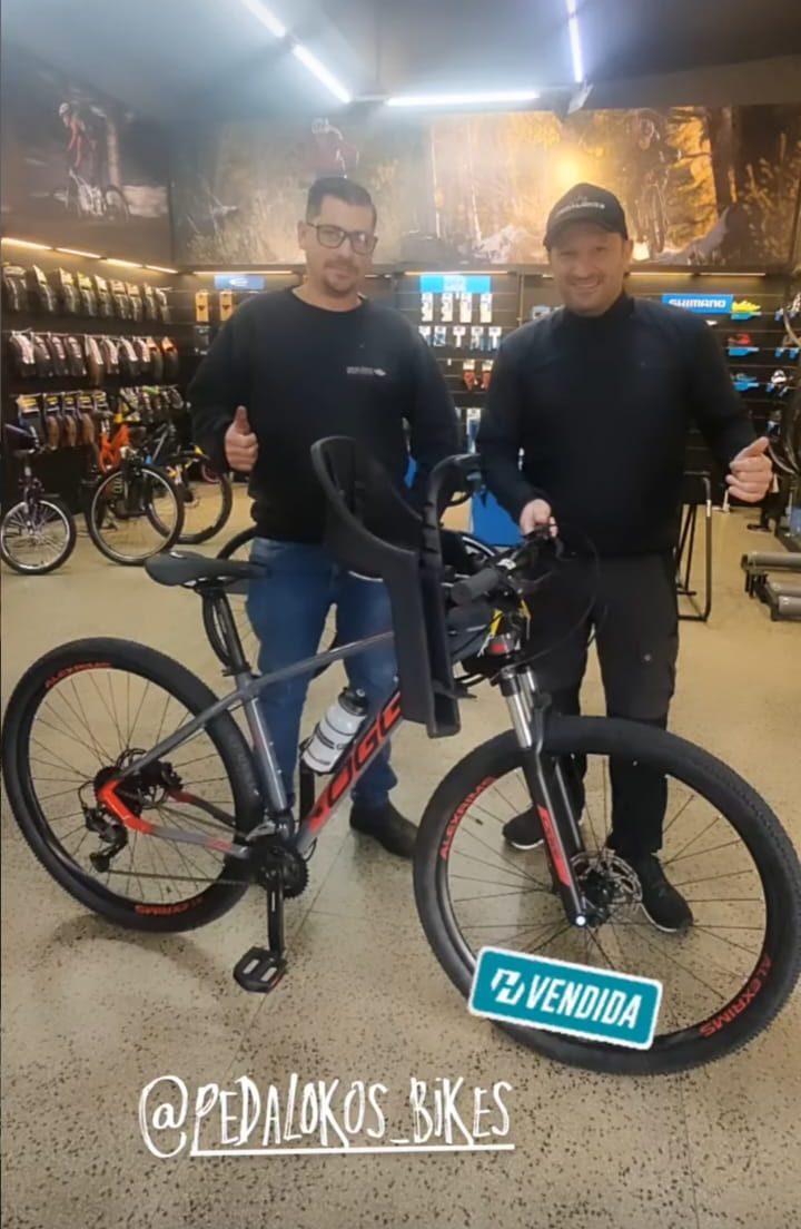 Cliente com bicicleta dobrável Elleven vermelha na loja