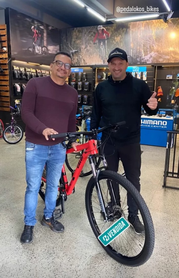 Cliente com mountain bike vermelha escolhida de acordo com seu tipo de pedal