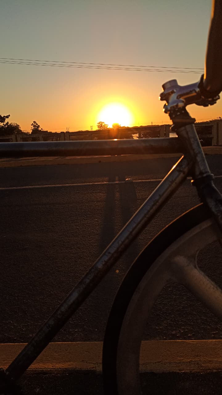 Bicicleta em ponte durante o pôr do sol