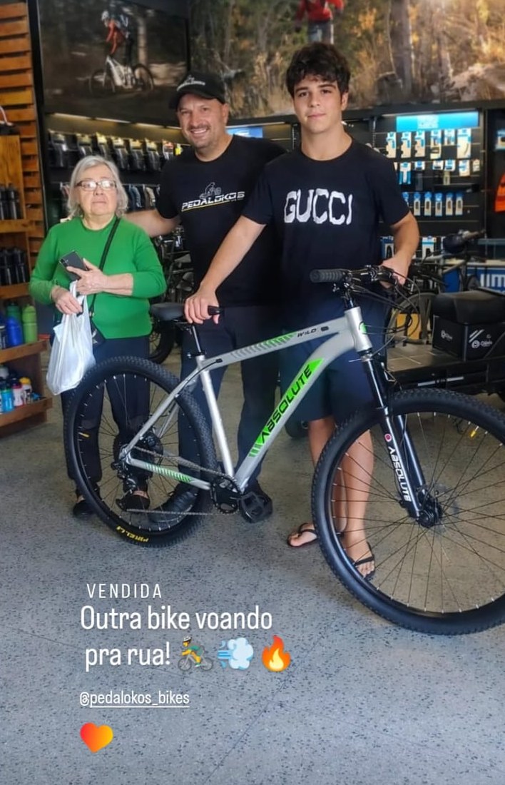 Cliente com mountain bike prata escolhida com ajuda do Matheus Pedalokos