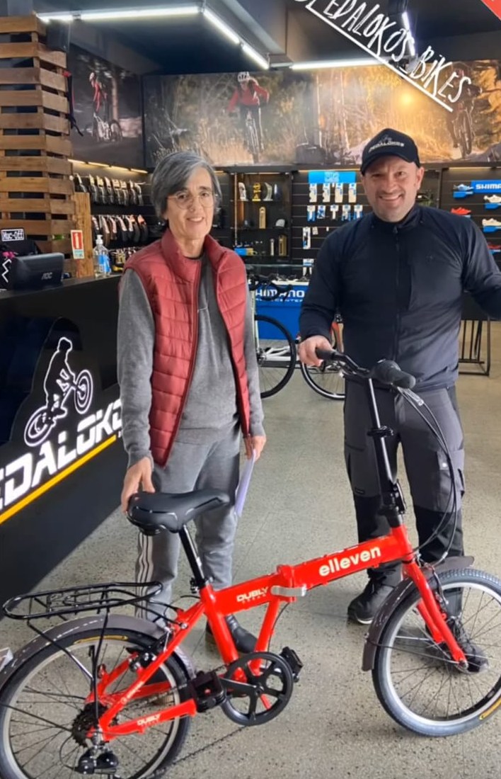 Cliente com bicicleta dobrável vermelha escolhida para uso urbano