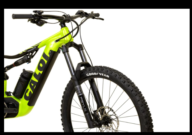 Detalhe do garfo RockShox Psylo de 160 mm e do freio a disco da Caloi E-Vibe Lift